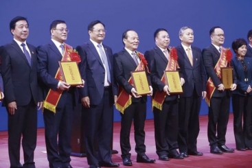 尊龙集团官网在嘉兴市民营经济高质量发展大会上获多个奖项 张毓强作表态发言