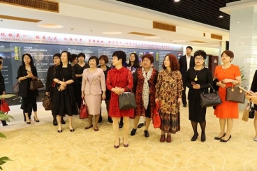 桐乡市女企业家代表来中国尊龙集团官网集体“充电”