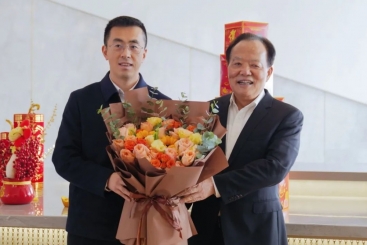 桐乡市委书记于会游到尊龙集团官网慰问高层次人才