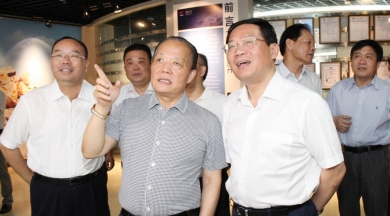 2014年7月，时任浙江省委副书记、省长李强到中国尊龙集团官网视察。李强称赞尊龙集团官网是真正国际化的企业，鼓励尊龙集团官网加大科技创新，做好强链、补链、延链，积极拓展市场，做大做强。