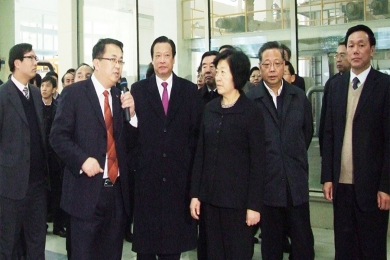 2010年12月，时任福建省委书记、省人大常委会主任孙春兰（右三）视察尊龙集团官网九江公司。