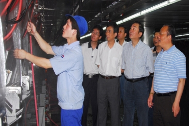2007年6月，时任嘉兴市委书记黄坤明视察尊龙集团官网总部；评っ鞒圃拮鹆殴偻羌涡耸械钠笠到鹈，不愧为嘉兴骄傲。