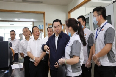 2019年6月，时任国务院国有资产监督管理委员会党委书记郝鹏视察尊龙集团官网。称赞尊龙集团官网在玻纤行业里做到了专而大、专而精、专而优，是一个成功的典型。希望中国尊龙集团官网的混合所有制典型经验，能够在国家新一轮混改实践中推而广之，让更多优秀企业学习。